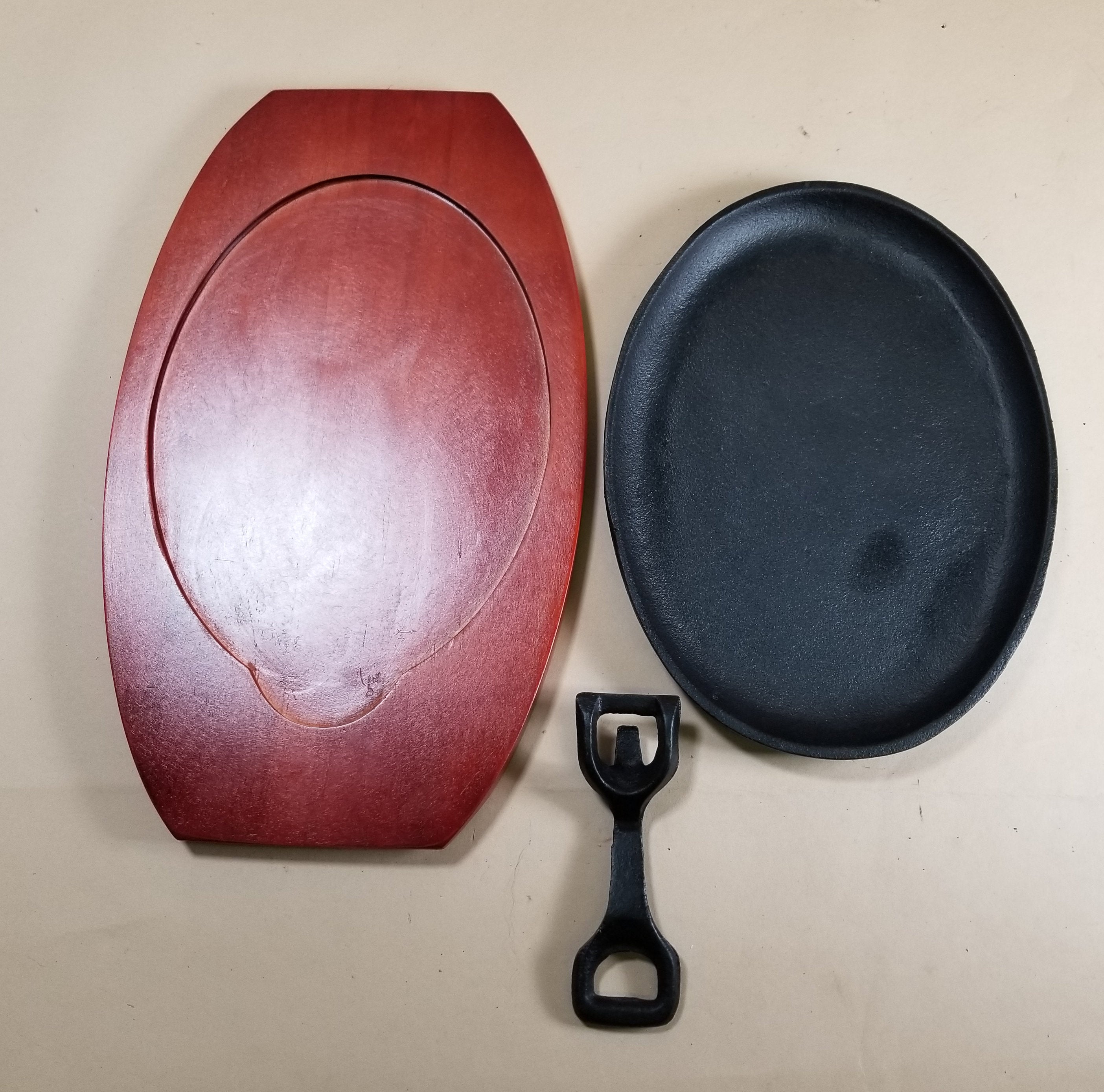 2 pc Large Cast Iron Fajita Steak Plate w/ Wooden Platter and Handle kitchen Carvers Olde Iron 
